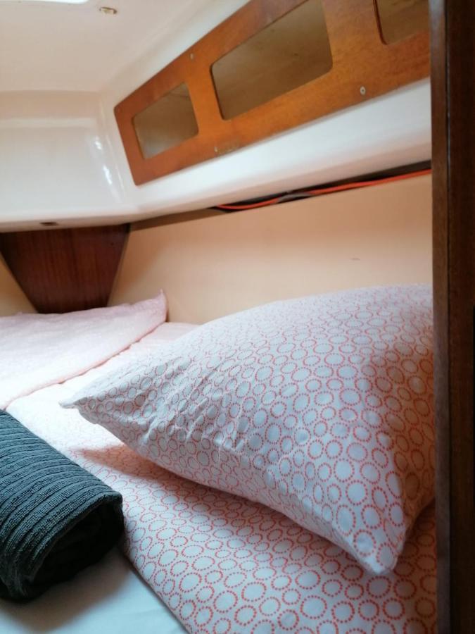 Cozy Sailboat In Barcelona!! No Showers サン・アドリア・デ・ベソス エクステリア 写真