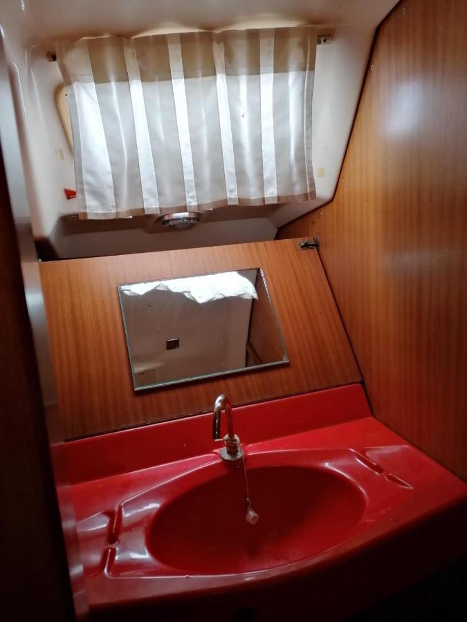 Cozy Sailboat In Barcelona!! No Showers サン・アドリア・デ・ベソス エクステリア 写真